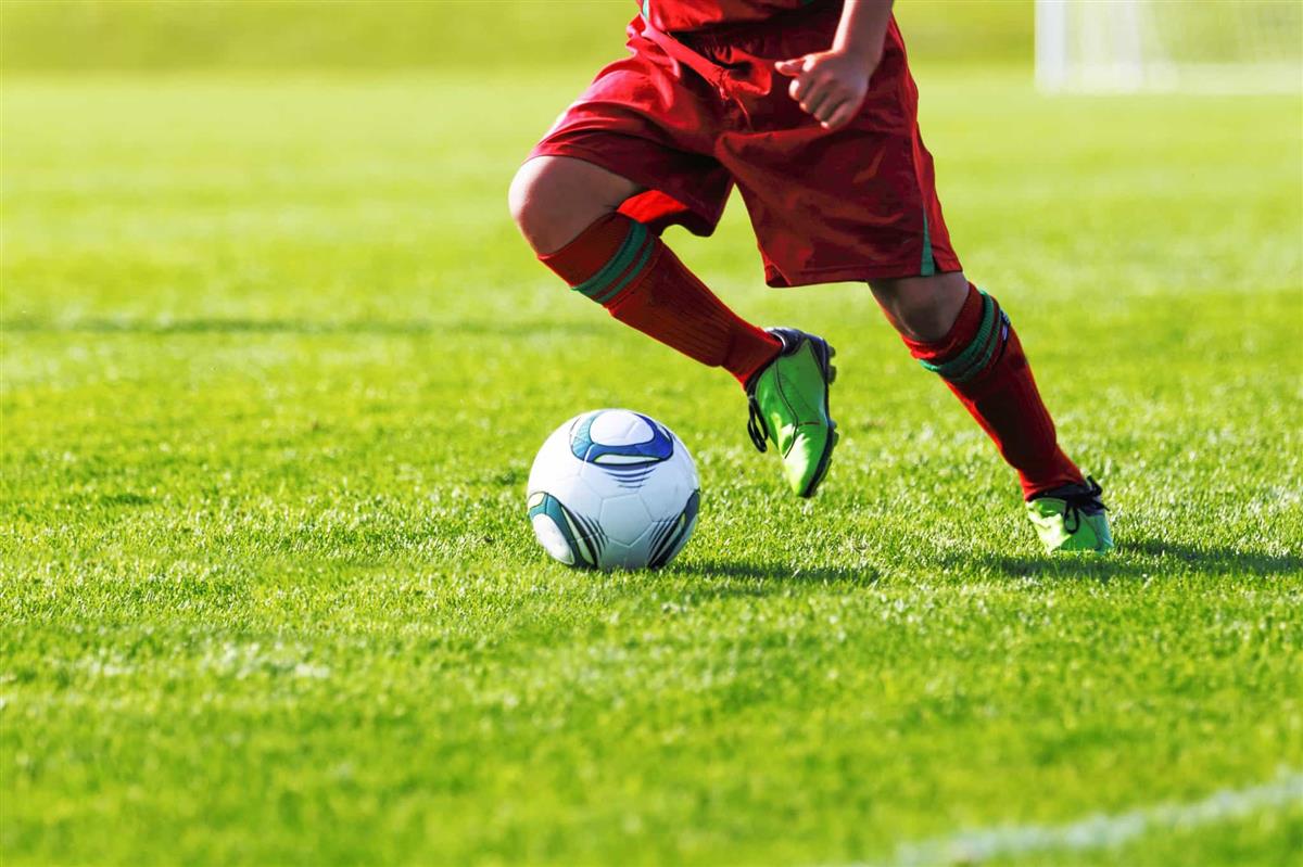 Sút bóng bằng mu bàn chân thường được dùng trong bóng đá